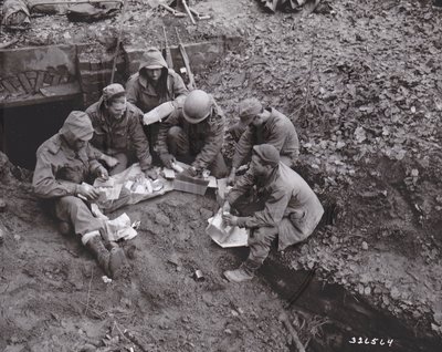 100 піхотна дивізія США розпаковує різдвяні посилки, 15 грудня 1944 року 100 піхотна дивізія США розпаковує різдвяні посилки, 15 грудня 1944 року