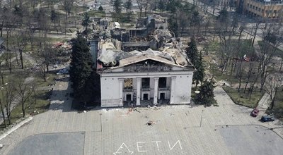 Трагедія у драмтеатрі у Маріуполі: у Полтаві влаштували акцію пам'яті Трагедія у драмтеатрі у Маріуполі: у Полтаві влаштували акцію пам'яті