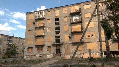 пошкоджені будинки життя люди ситуація руйнування прифронтове Курахове Донецька область пошкоджені будинки життя люди ситуація руйнування прифронтове Курахове Донецька область