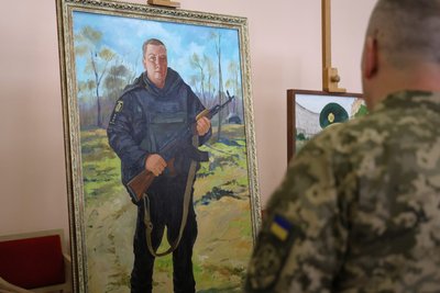 У Хмельницькому триває виставка портретів полеглих захисників У Хмельницькому триває виставка портретів полеглих захисників