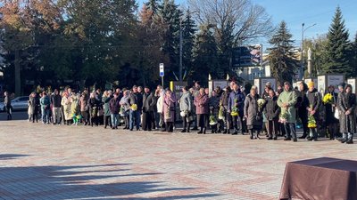 У Рівному попрощались з військовим Русланом Колесником У Рівному попрощались з військовим Русланом Колесником
