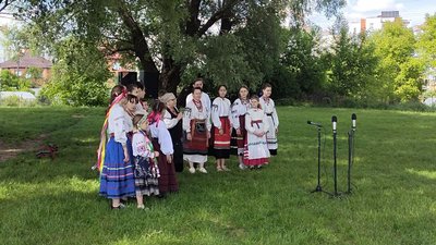 "Гаївки під вербами": у Молодіжному парку Хмельницького відбувається традиційне пісенне дійство