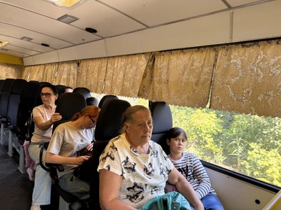 Дітей везуть до однієї з підземних шкіл Близнюківської громади Дітей везуть до однієї з підземних шкіл Близнюківської громади