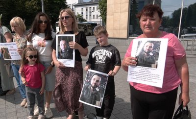 У Луцьку рідні полонених і зниклих безвісти підняли "Прапор надії"