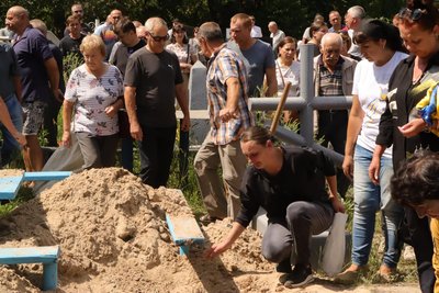 В Охтирці на Сумщині поховали Дмитра Лиску, який загинув від авіаудару В Охтирці на Сумщині поховали Дмитра Лиску, який загинув від авіаудару