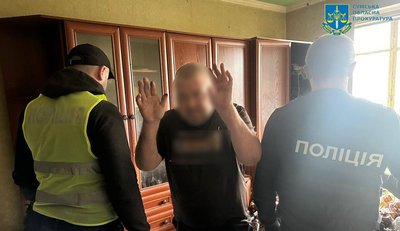 У Сумах затримали чоловіка, якого підозрюють у підпалі автомобіля військовослужбовців У Сумах затримали чоловіка, якого підозрюють у підпалі автомобіля військовослужбовців