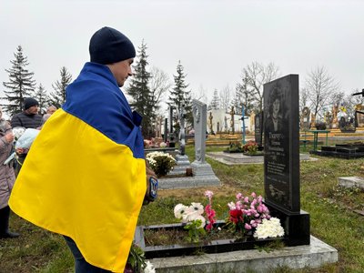 На Вінниччині зустріли захисника, який пробув у полоні понад три роки На Вінниччині зустріли захисника, який пробув у полоні понад три роки