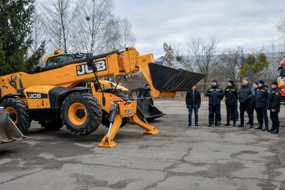 Житомирські рятувальники показали техніку, яка працює на ліквідації наслідків ракетних обстрілів армією РФ Житомирські рятувальники показали техніку, яка працює на ліквідації наслідків ракетних обстрілів армією РФ