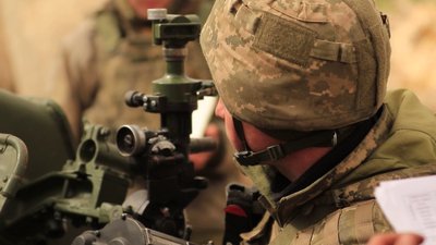 Як артилеристи 156 бригади відпрацьовують стрільби на гарматі Як артилеристи 156 бригади відпрацьовують стрільби на гарматі