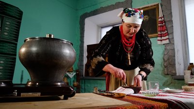 Підколочена холодна юшка з сушеними карасями — страва, яку готують раз на рік. Рецепт від господині з Острозької громади Підколочена холодна юшка з сушеними карасями — страва, яку готують раз на рік. Рецепт від господині з Острозької громади