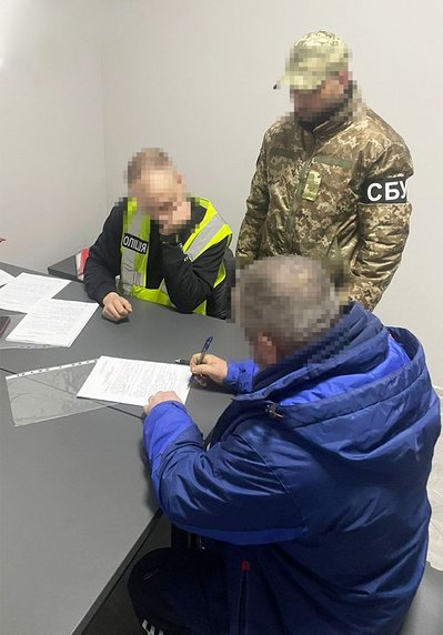 Серед лісу облаштували копальню: на Житомирщині затримали незаконних бурштинокопачів Серед лісу облаштували копальню: на Житомирщині затримали незаконних бурштинокопачів