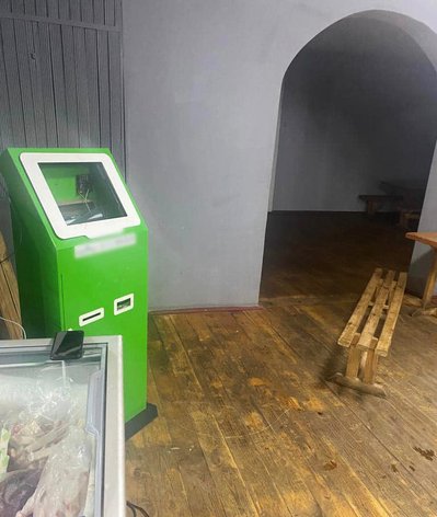 На Житомирщині чоловік розбив платомат у магазині через велику комісію На Житомирщині чоловік розбив платомат у магазині через велику комісію