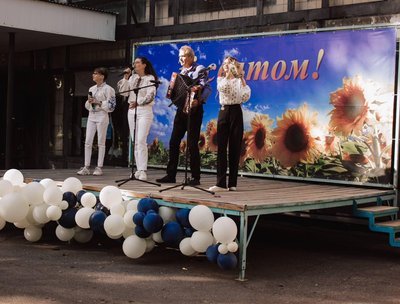 Пісня у спадок. Родина з Донеччини зберігає музичні традиції сім'ї та збирає докази крадіжок РФ з українського фольклору Пісня у спадок. Родина з Донеччини зберігає музичні традиції сім'ї та збирає докази крадіжок РФ з українського фольклору