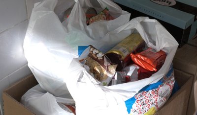 Волонтери у Поворську — продуктові набори для переселенців Волонтери у Поворську — продуктові набори для переселенців