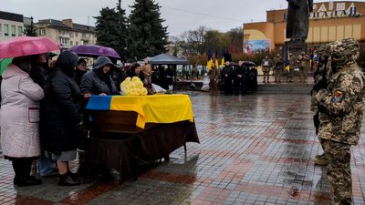 З бійцем Андрієм Макаровим попрощалися у Рівному З бійцем Андрієм Макаровим попрощалися у Рівному