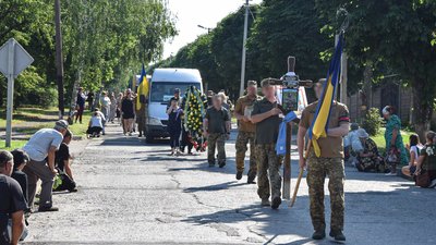 У трьох громадах Кіровоградщини попрощалися із загиблими на війні з РФ земляками У трьох громадах Кіровоградщини попрощалися із загиблими на війні з РФ земляками