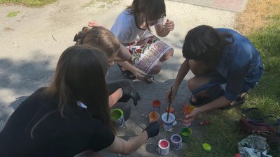 Десятеро учнів Білогірської школи мистецтв на Хмельниччині розписали громадський простір: як створювали артоб’єкт Десятеро учнів Білогірської школи мистецтв на Хмельниччині розписали громадський простір: як створювали артоб’єкт
