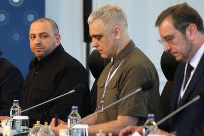 Заступник голови СБУ та член української делегації переговірників у Стамбулі Олександр Поклад (в центрі) поряд з головою української делегації Рустемом Умеровим (ліворуч) під час другої зустрічі з російськими представниками у Стамбулі, 2 червня 2025 року Заступник голови СБУ та член української делегації переговірників у Стамбулі Олександр Поклад (в центрі) поряд з головою української делегації Рустемом Умеровим (ліворуч) під час другої зустрічі з російськими представниками у Стамбулі, 2 червня 2025 року