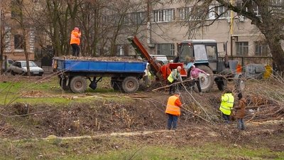 У Кропивницькому прибирають ділянку біля ДРАЦСу: чи облаштовуватимуть парковку