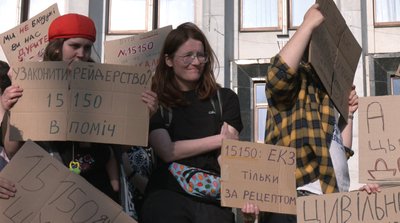 протест, люди з плакатами протест, люди з плакатами