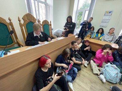 Люди прийшли на засідання у справі "Довженко-Центру" проти Держкіно Люди прийшли на засідання у справі "Довженко-Центру" проти Держкіно