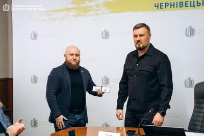 Перший заступник начальника ОВА Валерій Бондар та начальник Чернівецької ОВА Руслан Осипенко Перший заступник начальника ОВА Валерій Бондар та начальник Чернівецької ОВА Руслан Осипенко