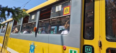 Діти їдуть у трамваї, 2 вересня 2024 року Діти їдуть у трамваї, 2 вересня 2024 року