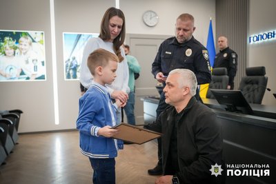 В Одесі родинам дев'ятьох загиблих від атак РФ поліцейських передали відзнаки "За оборону України" В Одесі родинам дев'ятьох загиблих від атак РФ поліцейських передали відзнаки "За оборону України"