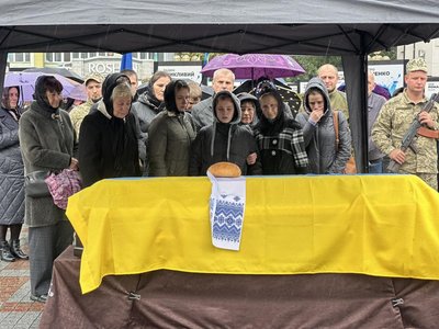 Загинув на Дніпропетровщині: з солдатом Дмитром Россохою попрощалися у Рівному Загинув на Дніпропетровщині: з солдатом Дмитром Россохою попрощалися у Рівному
