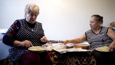 Жінки ліплять вареники для захисників, які проходять лікування Жінки ліплять вареники для захисників, які проходять лікування