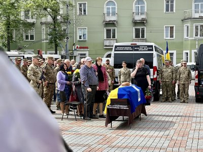 Загинули на Донеччині: з військовими Дмитром Шевельовим та Віктором Романюком попрощалися у Рівному Загинули на Донеччині: з військовими Дмитром Шевельовим та Віктором Романюком попрощалися у Рівному