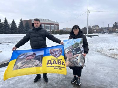 "Стою за...": у Вінниці пройшла акція у памʼять про загиблих оборонців "Стою за...": у Вінниці пройшла акція у памʼять про загиблих оборонців