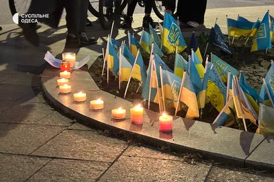 В центрі Одесі люди вийшли на акцію вшанування пам'яті громадського діяча Дем'яна Ганула В центрі Одесі люди вийшли на акцію вшанування пам'яті громадського діяча Дем'яна Ганула