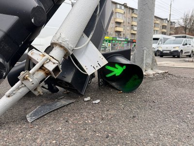 Пошкоджені автівки, повалені світлофори. У Дніпрі оголосили штормове попередження Пошкоджені автівки, повалені світлофори. У Дніпрі оголосили штормове попередження