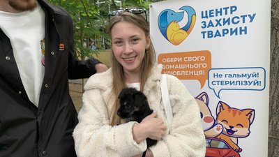 Місцева жителька Діана разом з собакою на виставці-прилаштуванні Місцева жителька Діана разом з собакою на виставці-прилаштуванні