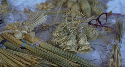 "Це наше коріння. Наша традиція". Майстриня з Дніпропетровщини близько 30 років виготовляє вироби з соломи "Це наше коріння. Наша традиція". Майстриня з Дніпропетровщини близько 30 років виготовляє вироби з соломи