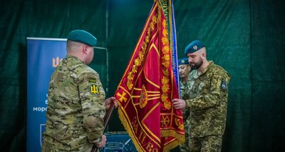 Полковник Олександр Тоненчук передає бойовий прапор 36 бригади морської піхоти підполковнику Кирилу Орлюку Полковник Олександр Тоненчук передає бойовий прапор 36 бригади морської піхоти підполковнику Кирилу Орлюку