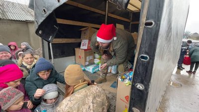 Волонтери у супроводі військових доставили гуманітарну допомогу до деокупованого села на Миколаївщині Волонтери у супроводі військових доставили гуманітарну допомогу до деокупованого села на Миколаївщині