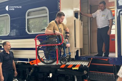 Укрзалізниця показала безбар'єрний вагон для пасажирів на кріслі колісному Укрзалізниця показала безбар'єрний вагон для пасажирів на кріслі колісному