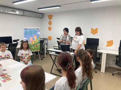 Діти навчаються в підземному освітньому центрі в Ізюмі Діти навчаються в підземному освітньому центрі в Ізюмі
