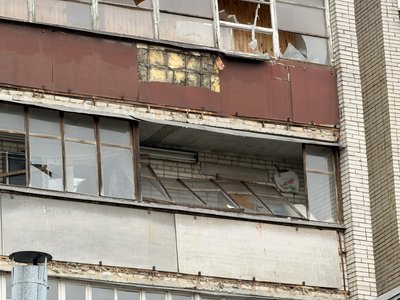 У Сумах БпЛА влучив у багатоповерхівку: серед поранених дитина У Сумах БпЛА влучив у багатоповерхівку: серед поранених дитина