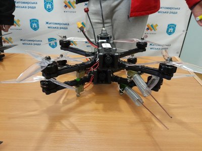 У Житомирі показали перших 8 дронів, вироблених на платформі "Житомирський дрон" У Житомирі показали перших 8 дронів, вироблених на платформі "Житомирський дрон"