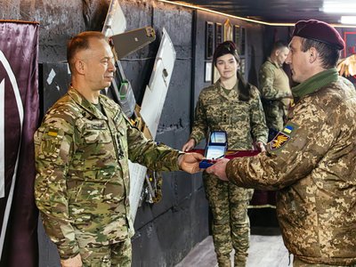 Сирський нагородив черкаського захисника Сирський нагородив черкаського захисника