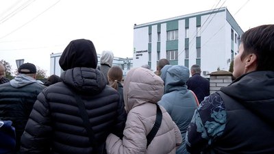 Черга біля сервісного центру МВС у Вінниці Черга біля сервісного центру МВС у Вінниці
