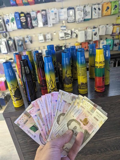 Розмалювали крило російського дрона: як волонтери на Рівненщині збирають донати Розмалювали крило російського дрона: як волонтери на Рівненщині збирають донати