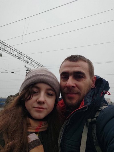 Іван з донькою Діаною на залізничному вокзалі обласного центру Іван з донькою Діаною на залізничному вокзалі обласного центру