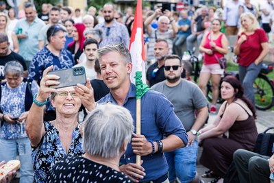 Лідер опозиційної партії "Тиса" Петер Мадяр фотографується з прихильниками під час передвиборчого заходу в Дебрецені, Угорщина, 22 липня 2025 року Лідер опозиційної партії "Тиса" Петер Мадяр фотографується з прихильниками під час передвиборчого заходу в Дебрецені, Угорщина, 22 липня 2025 року