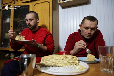 Медики їдять торт на базі швидкої після дня чергування у Херсоні 19 листопада 2024 року Медики їдять торт на базі швидкої після дня чергування у Херсоні 19 листопада 2024 року