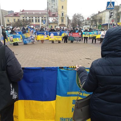 Більше сотні людей доєдналося до щотижневої акції "Поверніть героїв з полону. Знайдіть безвісти зниклих", 12 грудня 2025 року, Хмельницький Більше сотні людей доєдналося до щотижневої акції "Поверніть героїв з полону. Знайдіть безвісти зниклих", 12 грудня 2025 року, Хмельницький