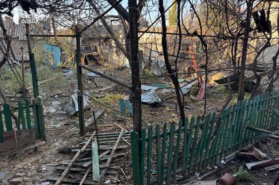 Розбиті вікна та потрощені будинки: фото наслідків російської атаки БпЛА по Одесі Розбиті вікна та потрощені будинки: фото наслідків російської атаки БпЛА по Одесі